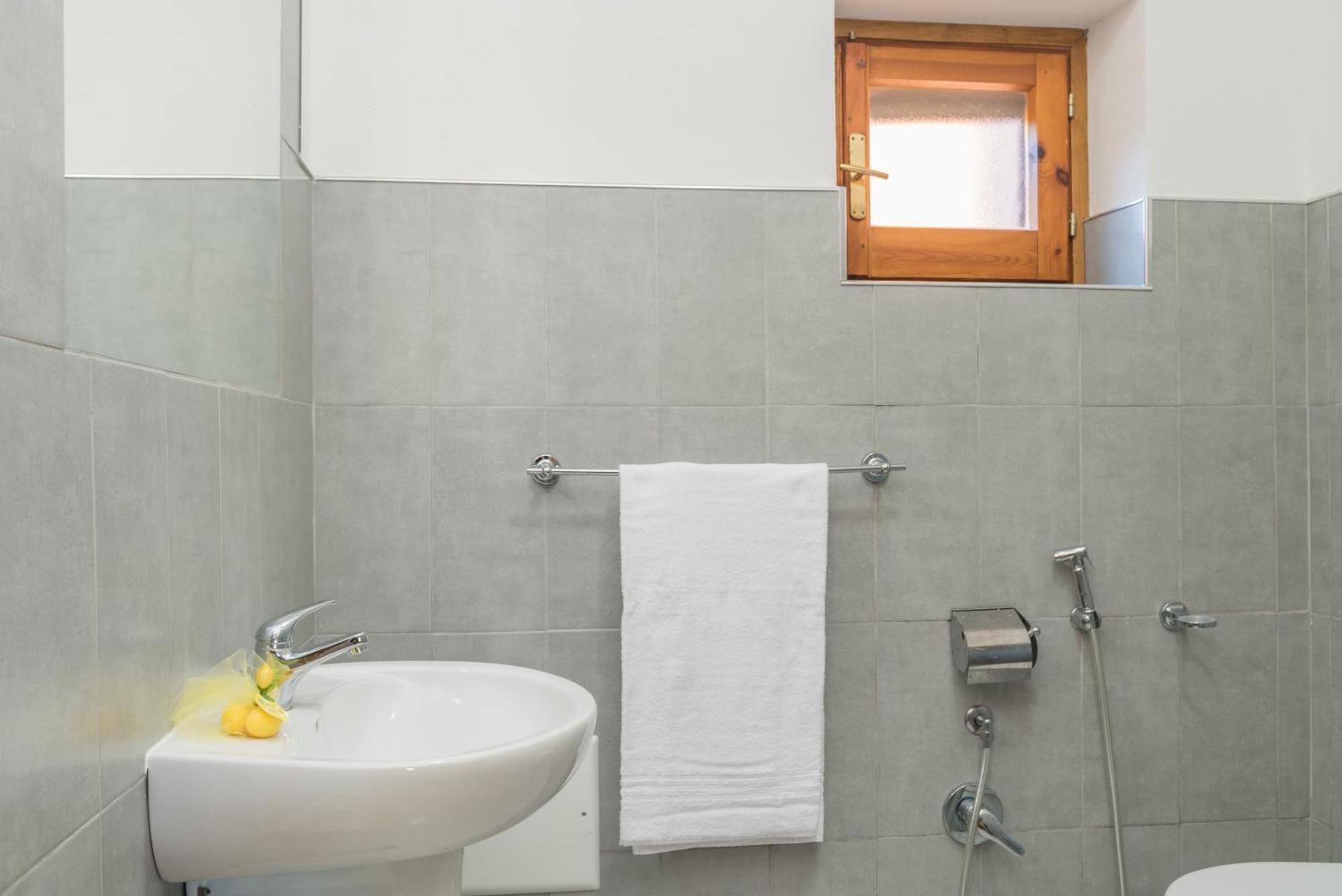 Quadrilocale Vico Trento Appartement San Teodoro  Buitenkant foto